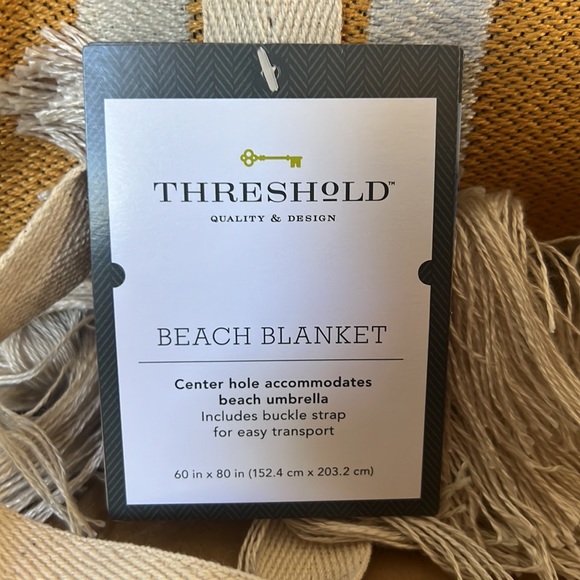New with tags! Threshold beach blanket with umbrella hole - Picture 8 of 8